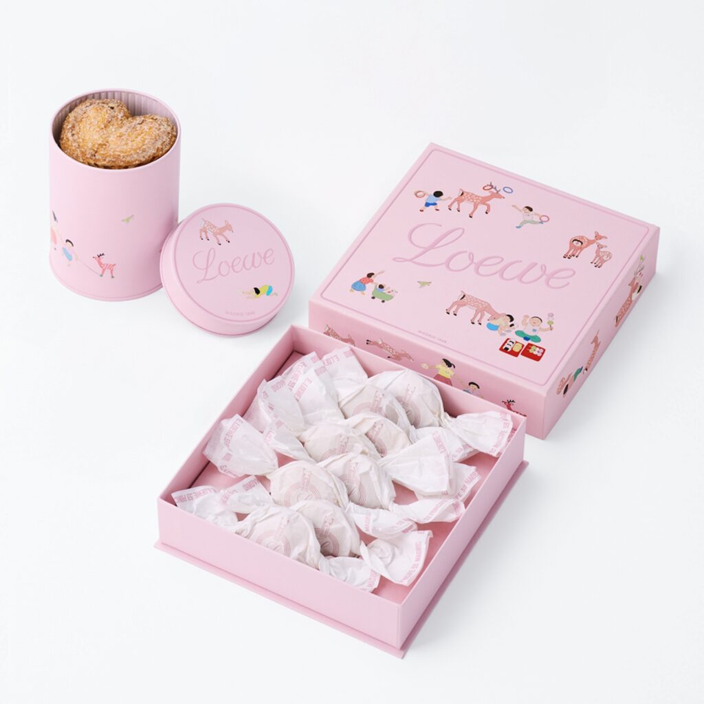 スナ・フジタによる特別パッケージに入りのパルメラやポルボロンも1月9日 (金) から期間限定で販売される。スイーツも初登場。〈ロエベ〉のクラフトを複合的に堪能できる『カサロエベ銀座』がオープン。