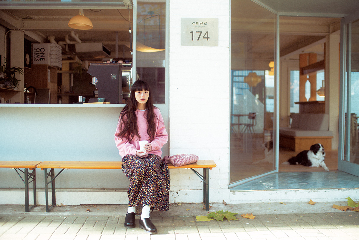 北欧家具が並ぶ落ち着いた空間、韓国・延南のカフェ『Haus Kiru』。