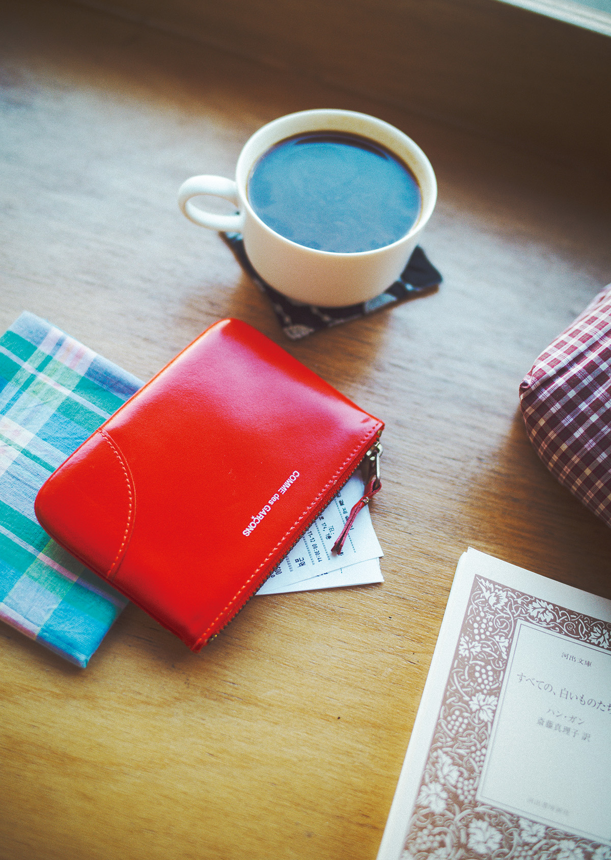 使い込むほどに味わいを増す、〈ウォレット・コム デ ギャルソン〉のジップポーチ。