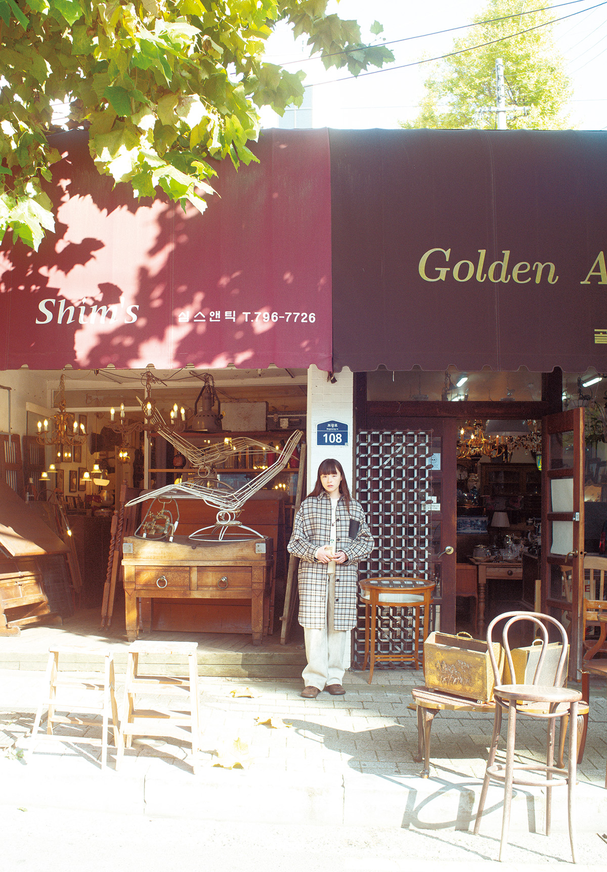 爽やかなチェックの配色が印象的な〈ロエベ〉のコート。