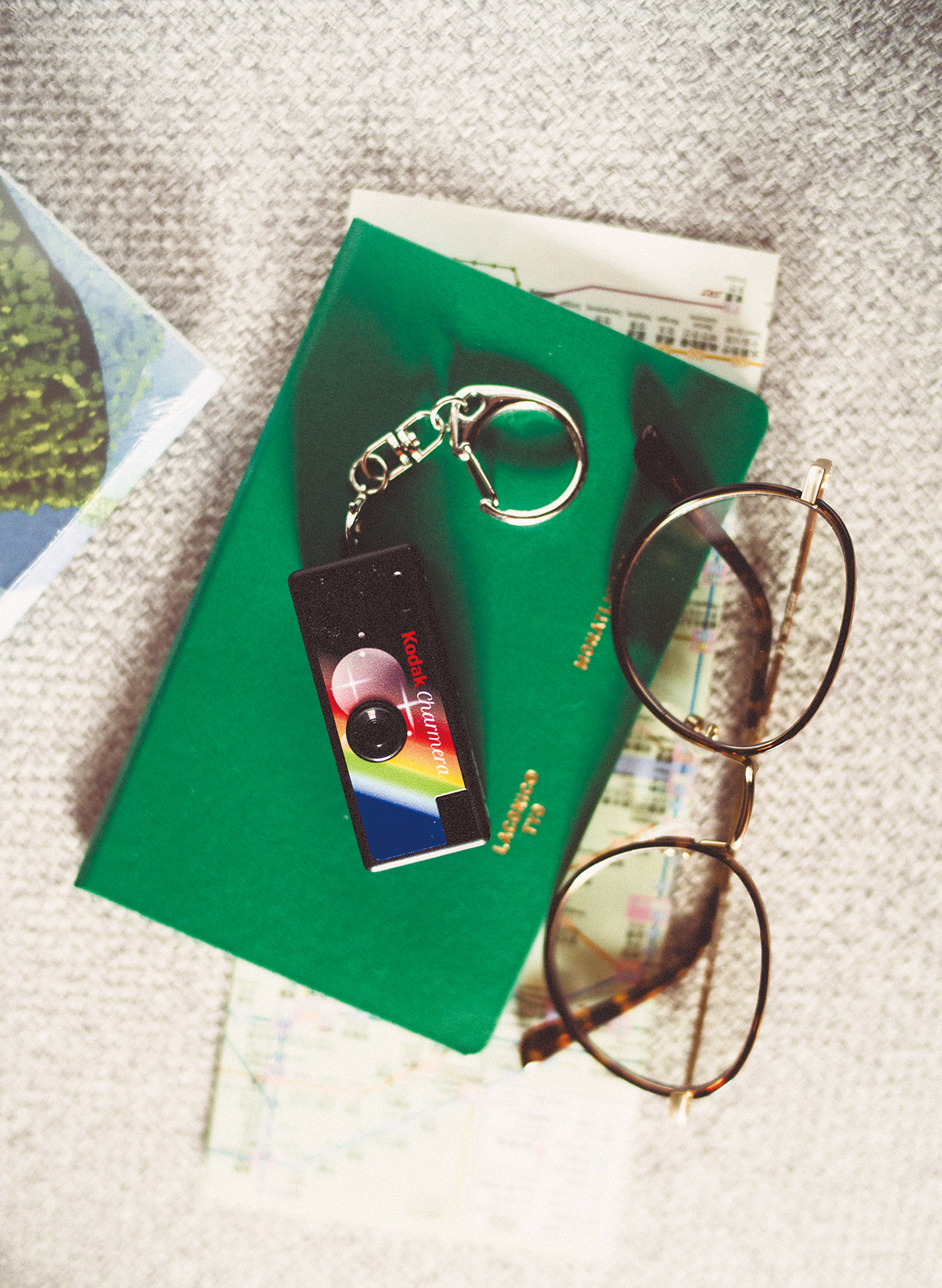 キーチェーン型の可愛らしいトイカメラ「コダックチャーメラ」が、〈コダックアパレル〉から登場。