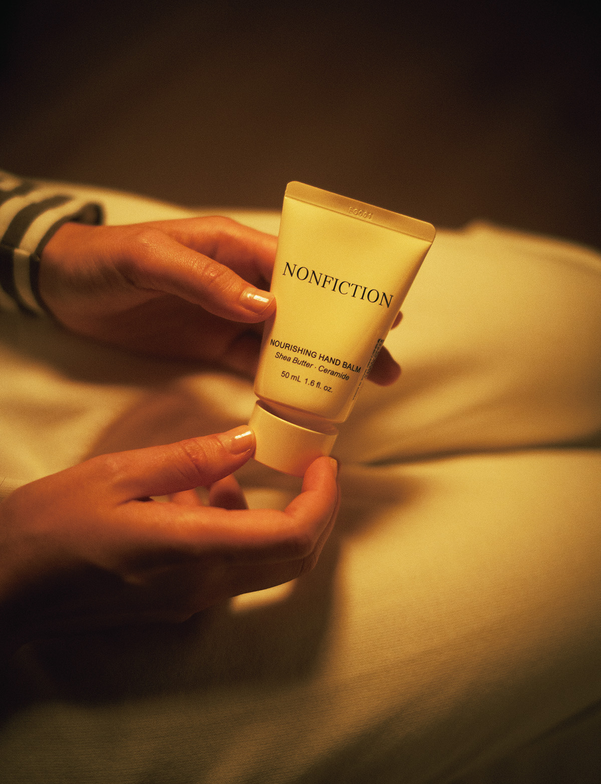 肌をしっとりと整えてくれる、〈NONFICTION〉の「ナリシング ハンドバーム」。