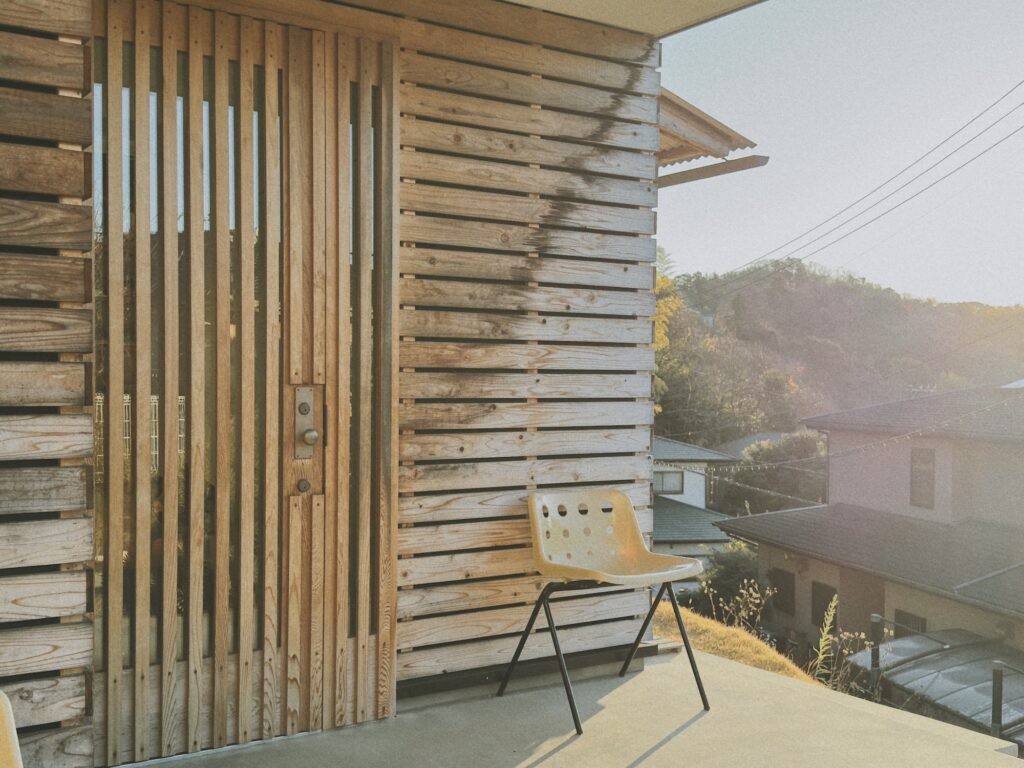 我が家は外壁も玄関ドアも木造。日当たりが最高な分、木材の色はどんどん褪せ、汚れも蓄積していきます。ピカピカのときがよかったとか、今がかっこいいとか思うこともありますが、どんどん変わっていくものですから、その時々を楽しむのみ。Processed with VSCO with a10 preset