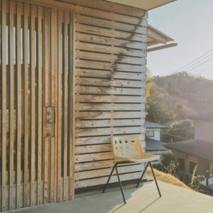 我が家は外壁も玄関ドアも木造。日当たりが最高な分、木材の色はどんどん褪せ、汚れも蓄積していきます。ピカピカのときがよかったとか、今がかっこいいとか思うこともありますが、どんどん変わっていくものですから、その時々を楽しむのみ。Processed with VSCO with a10 preset | 我が家は外壁も玄関ドアも木造。日当たりが最高な分、木材の色はどんどん褪せ、汚れも蓄積していきます。ピカピカのときがよかったとか、今がかっこいいとか思うこともありますが、どんどん変わっていくものですから、その時々を楽しむのみ。