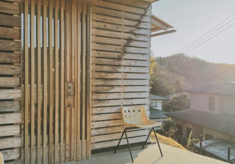 我が家は外壁も玄関ドアも木造。日当たりが最高な分、木材の色はどんどん褪せ、汚れも蓄積していきます。ピカピカのときがよかったとか、今がかっこいいとか思うこともありますが、どんどん変わっていくものですから、その時々を楽しむのみ。Processed with VSCO with a10 preset | 我が家は外壁も玄関ドアも木造。日当たりが最高な分、木材の色はどんどん褪せ、汚れも蓄積していきます。ピカピカのときがよかったとか、今がかっこいいとか思うこともありますが、どんどん変わっていくものですから、その時々を楽しむのみ。