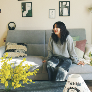 空間をグリーンで“埋めつくす”ように。ネイリスト・Mikiさんが暮らす、38㎡の部屋。5.5畳の寝室。ベッドを使わず、布団・マットレスのみのスタイルに。コーナーの壁を取り囲むように、好きな写真やポストカードをコラージュした。