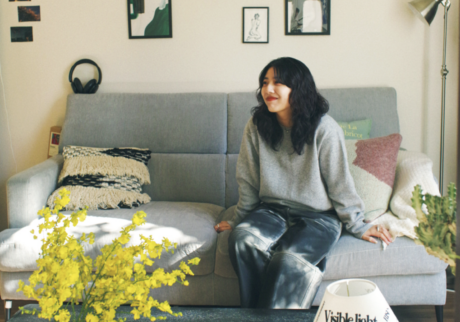 空間をグリーンで“埋めつくす”ように。ネイリスト・Mikiさんが暮らす、38㎡の部屋。5.5畳の寝室。ベッドを使わず、布団・マットレスのみのスタイルに。コーナーの壁を取り囲むように、好きな写真やポストカードをコラージュした。 空間をグリーンで“埋めつくす”ように。ネイリスト・Mikiさんが暮らす、38㎡の部屋。5.5畳の寝室。ベッドを使わず、布団・マットレスのみのスタイルに。コーナーの壁を取り囲むように、好きな写真やポストカードをコラージュした。