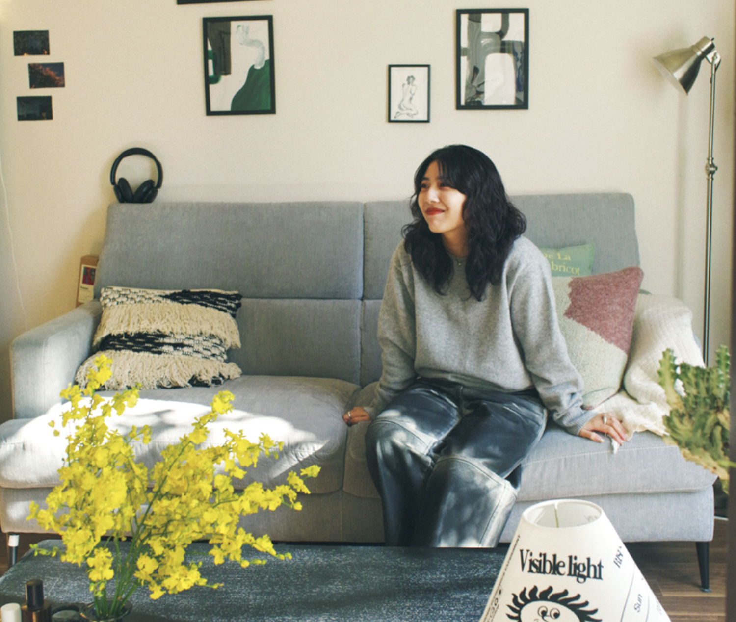 空間をグリーンで“埋めつくす”ように。ネイリスト・Mikiさんが暮らす、38㎡の部屋。5.5畳の寝室。ベッドを使わず、布団・マットレスのみのスタイルに。コーナーの壁を取り囲むように、好きな写真やポストカードをコラージュした。