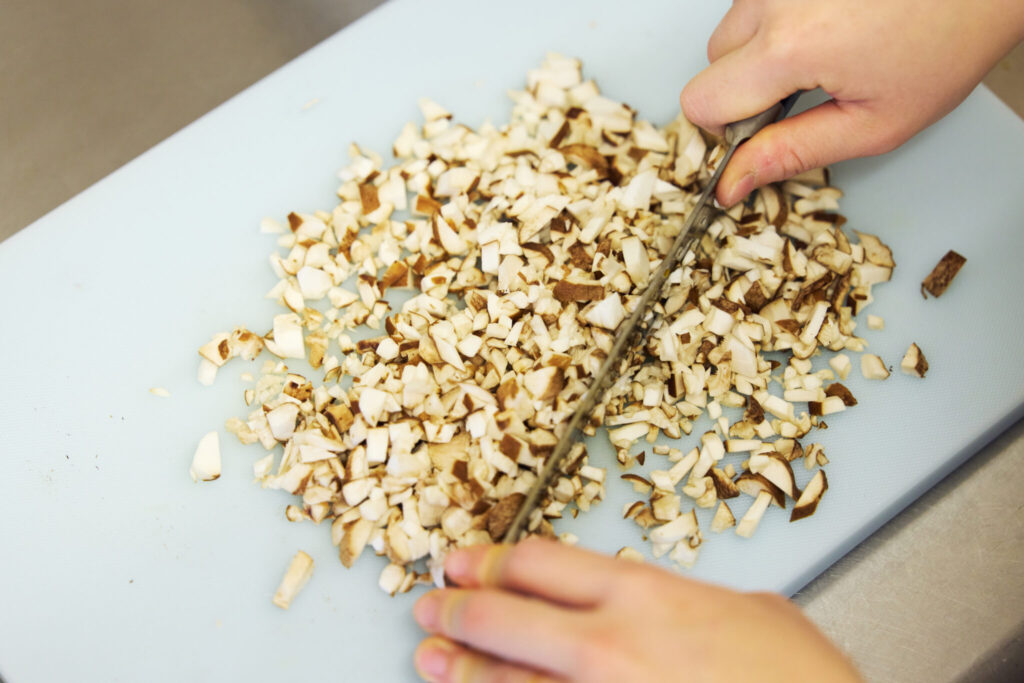 生姜たっぷり焼売／おべんと屋さん〈75foods〉吉森なな子のレシピ帖 3 | 粗みじん切りは大きさが揃っている方がもちろんきれいですが、多少差があっても食感が変わっておいしいです。細かいことは気にせずに刻んでいきましょう。