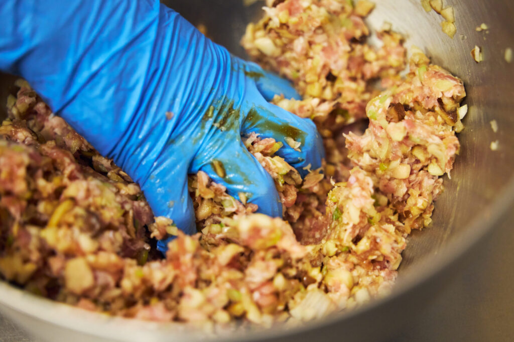 生姜たっぷり焼売／おべんと屋さん〈75foods〉吉森なな子のレシピ帖 4 | 長ネギ、きのこ、生姜に片栗粉をまぶしておくことで、ぎゅっと混ぜたり調味料と合わせたりしても水が出にくく、ジューシーな仕上がりになります。