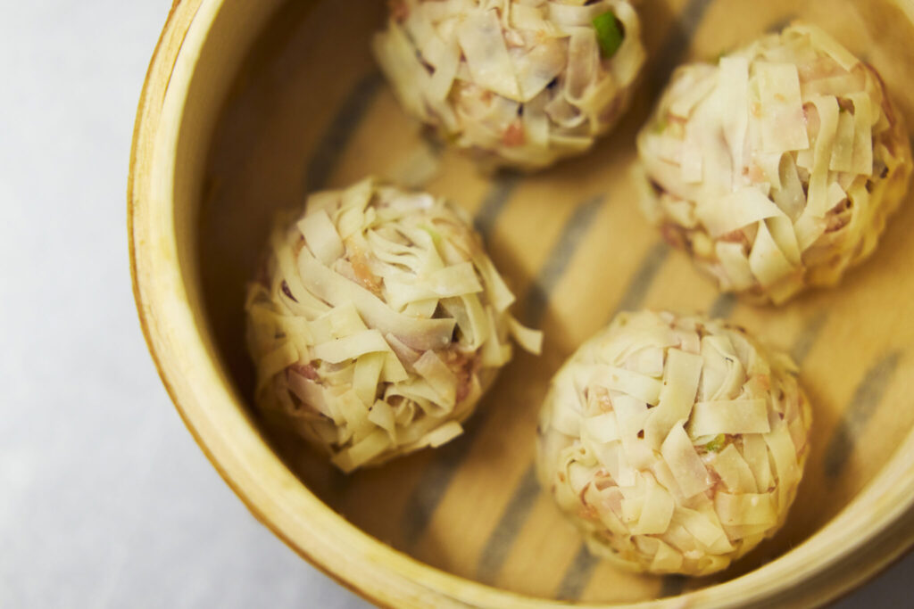 生姜たっぷり焼売／おべんと屋さん〈75foods〉吉森なな子のレシピ帖 6 | 蒸す前の状態はこちら。竹鞠のようです。