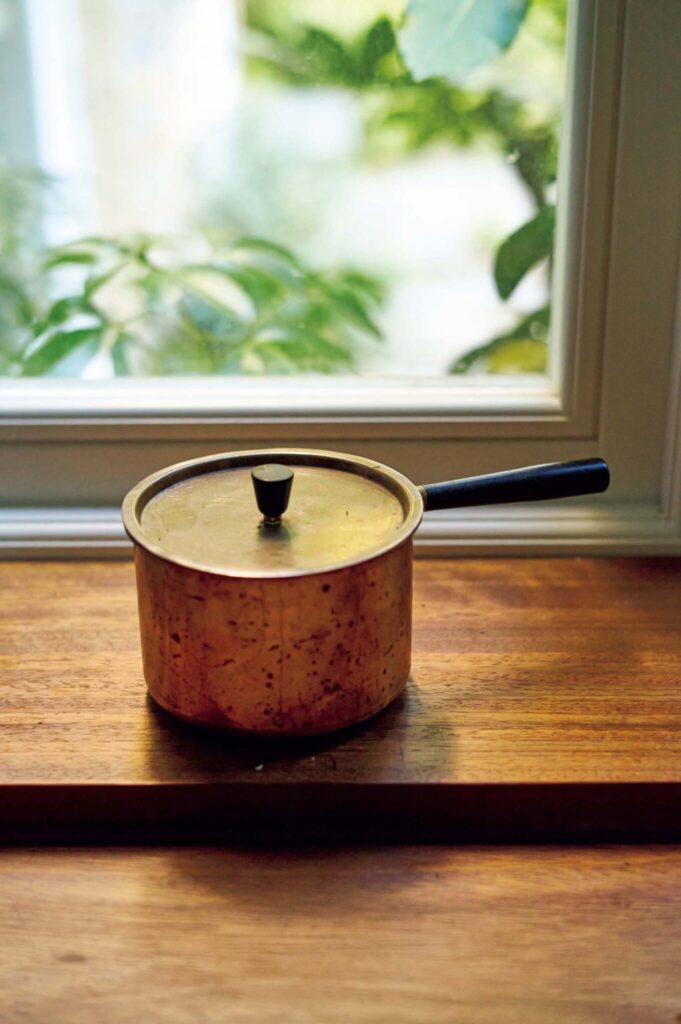 145_p078-085_マーガレット・ハウエル_04 | 銅製の小さな鍋
銅でできた鍋は、シンプルで小ぶりなデザインが気に入って、かなり以前にチャリティショップで手に入れたもの。「調理にはほぼ使ってないけれど、この佇まいが好きです」 145_p078-085_マーガレット・ハウエル_04