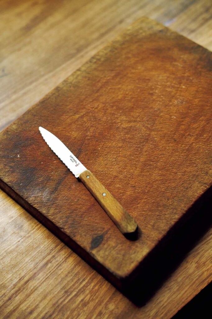 145_p078-085_マーガレット・ハウエル_05 | 長年使い続けているまな板
かれこれ40年は使っているというカッティングボード。「いつどこで買ったか覚えていないけれど、適度な厚みがあって大きすぎないのがいい。使いやすいからずっと手放せない」 145_p078-085_マーガレット・ハウエル_05