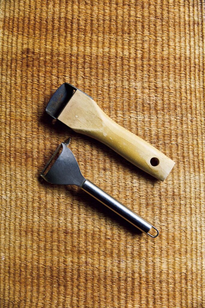 145_p078-085_マーガレット・ハウエル_06 | 〈無印良品〉と日本製の古いピーラー
食材に合わせて使い分けるというピーラーは複数持っている。なかでもお気に入りがこの2 つ。上の木製は日本の古いもの。下のステンレスは〈無印良品〉。軽くて使いやすい。 145_p078-085_マーガレット・ハウエル_06