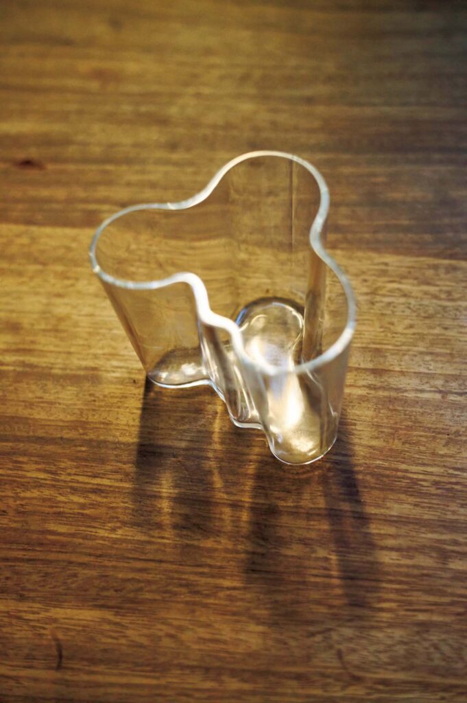 145_p078-085_マーガレット・ハウエル_07 | アルヴァ・アアルトの花瓶
ミッドセンチュリーデザインが好きで、アルヴァ・アアルトのヴィンテージ家具も自宅で愛用している。このフラワーベースは現行品だが、窓際に置いて草花を生ける用に。 145_p078-085_マーガレット・ハウエル_07