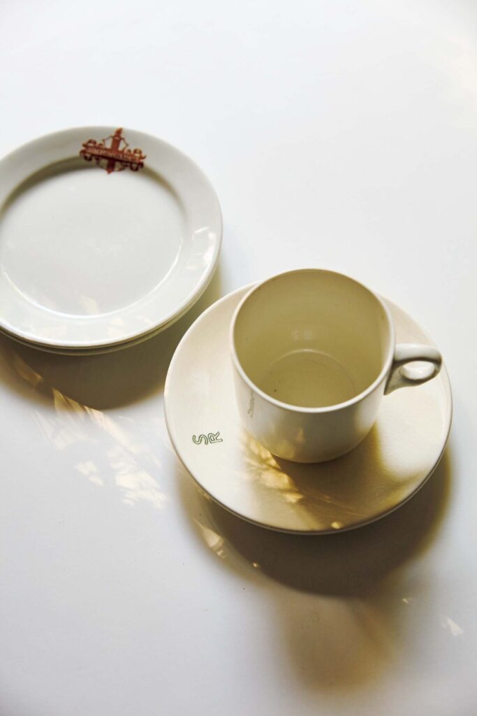 145_p078-085_マーガレット・ハウエル_08 | 〈SR〉のカップ&ソーサーと食器
1923年に設立された鉄道会社の一つ、サザン鉄道(Southern Railway)の食器類。列車内で使用されていたものか記念品として販売されていたものをジャンブルセールで入手した。 145_p078-085_マーガレット・ハウエル_08