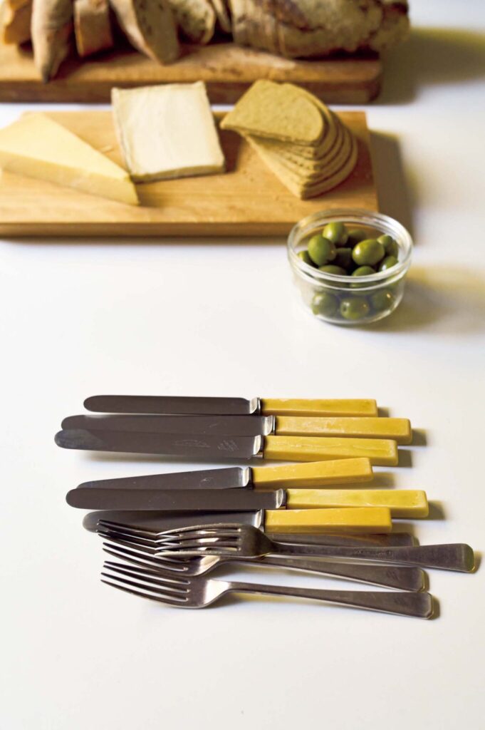 145_p078-085_マーガレット・ハウエル_10 | 母から贈られたカトラリー
マーガレットが幼少期を過ごしたサリー州。当時、家の近所にあった屋外プール“The Suger Bowl”の刻印の入ったカトラリーは「母親からもらったもの。毎日使っています」 145_p078-085_マーガレット・ハウエル_10