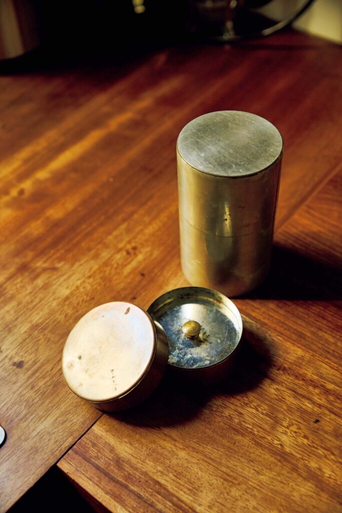 145_p078-085_マーガレット・ハウエル_11 | 『開化堂』の茶筒
茶葉の保存は京都の老舗『開化堂』の茶筒を使用。すべて職人による手作業で、使い込むほどに風合いが増していく。写
真はマーガレットへのギフトで、旅用に作られたもの。 145_p078-085_マーガレット・ハウエル_11