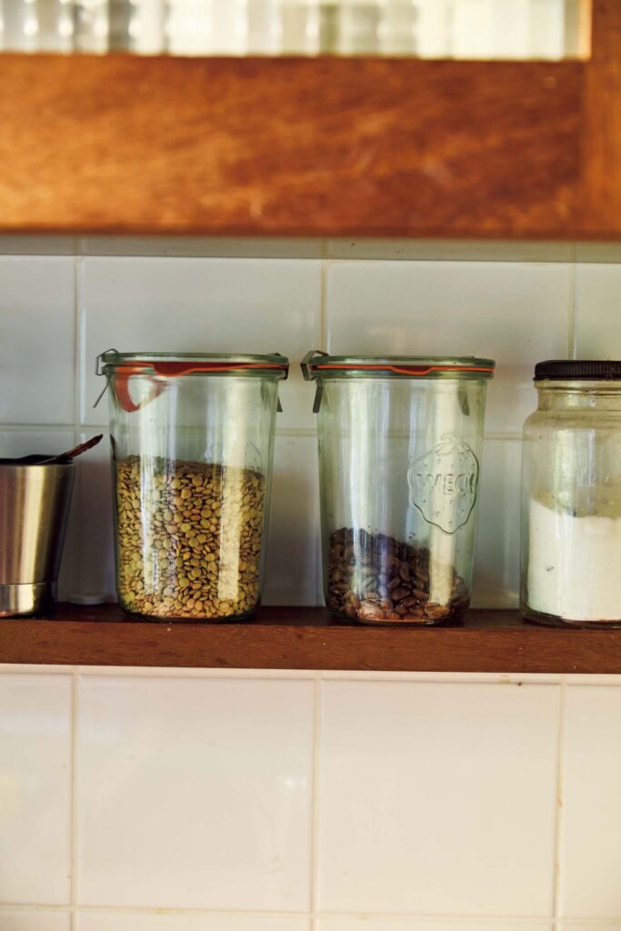 145_p078-085_マーガレット・ハウエル_13 | 食材を保存するガラスの瓶
食材の保存はすぐに量がわかるように〝目に見える形〞で置いておきたいと、〈WECK〉などのガラス瓶や空き瓶を使用。
中には、コーヒー豆やレンズ豆、米などをストック。 145_p078-085_マーガレット・ハウエル_13