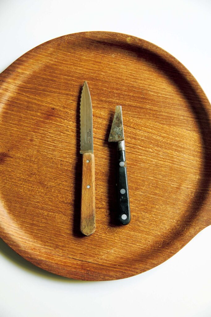 145_p078-085_マーガレット・ハウエル_14 | 〈オピネル〉とアノニマスのナイフ
使用頻度の高い道具として最初にあがったのがこの2 つ。左は〈オピネル〉のナイフで毎日使用している。先端が折れて
しまった古いナイフは靴の泥落とし用に用途を変更した。 145_p078-085_マーガレット・ハウエル_14