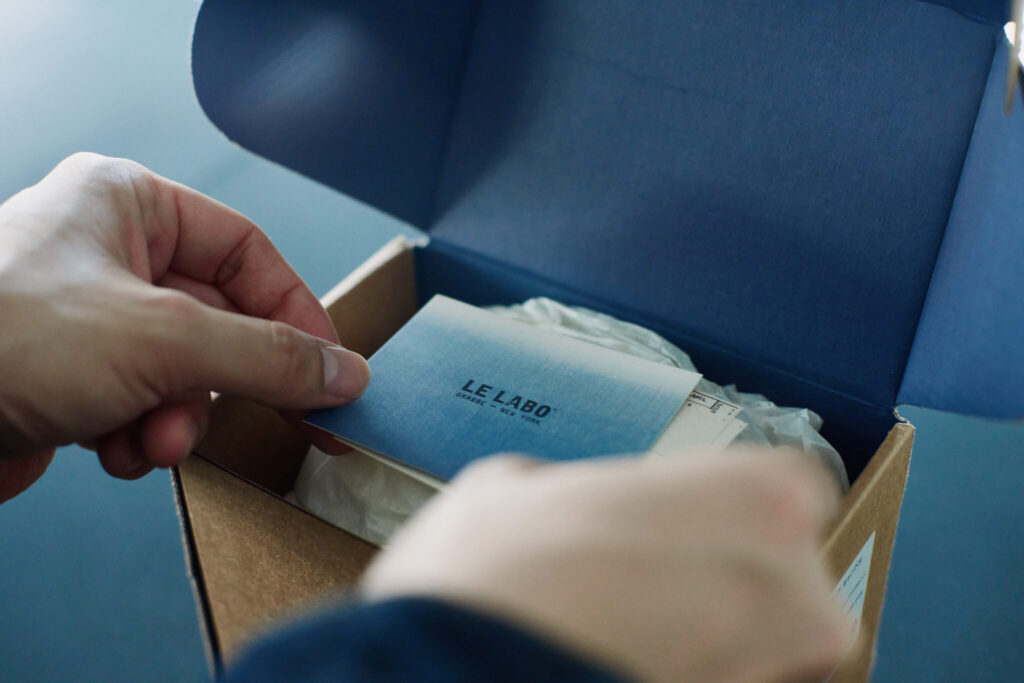 ボックスの内側も、藍染めに合わせてブルーの仕様に。ルラボ | ボックスの内側も、藍染めに合わせてブルーの仕様に。