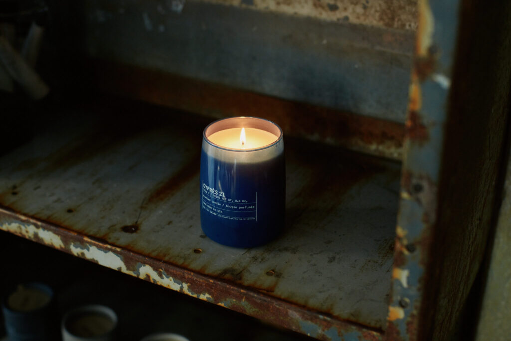 火が灯ると、ブルーの色合いが深まる。ルラボ | 火が灯ると、ブルーの色合いが深まる。