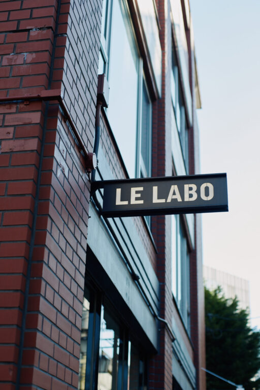 シックな赤レンガに青空が映える、二子玉川店。ルラボ | シックな赤レンガに青空が映える、二子玉川店。