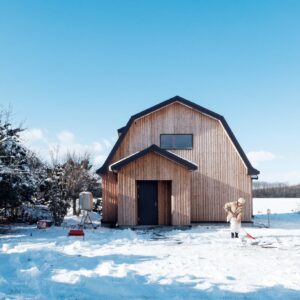 北海道の豊かな自然の中で、有機的に暮らす。料理家・エッセイストの藤原奈緒さんが住む築60年の家。 | 札幌市内から車で1時間弱の長沼町にある藤原奈緒さんの新居。雪深い地域特有のギャンブレル（腰折れ）屋根は形を残して張り替え、外壁を無垢材でリノベーション。