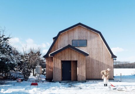 北海道の豊かな自然の中で、有機的に暮らす。料理家・エッセイストの藤原奈緒さんが住む築60年の家。 | 札幌市内から車で1時間弱の長沼町にある藤原奈緒さんの新居。雪深い地域特有のギャンブレル（腰折れ）屋根は形を残して張り替え、外壁を無垢材でリノベーション。