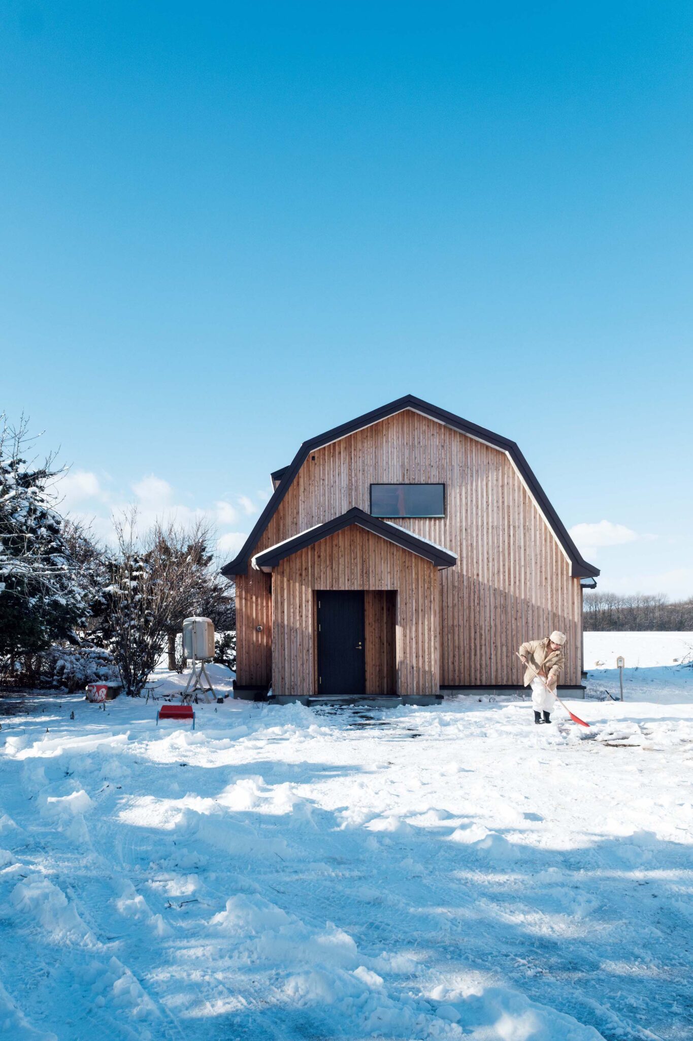 北海道の豊かな自然の中で、有機的に暮らす。料理家・エッセイストの藤原奈緒さんが住む築60年の家。 | 札幌市内から車で1時間弱の長沼町にある藤原奈緒さんの新居。雪深い地域特有のギャンブレル（腰折れ）屋根は形を残して張り替え、外壁を無垢材でリノベーション。