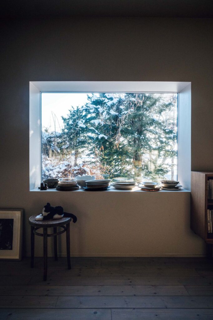 北海道の豊かな自然の中で、有機的に暮らす。料理家・エッセイストの藤原奈緒さんが住む築60年の家。 | 器の一部は収納せず、いつも窓辺に。
