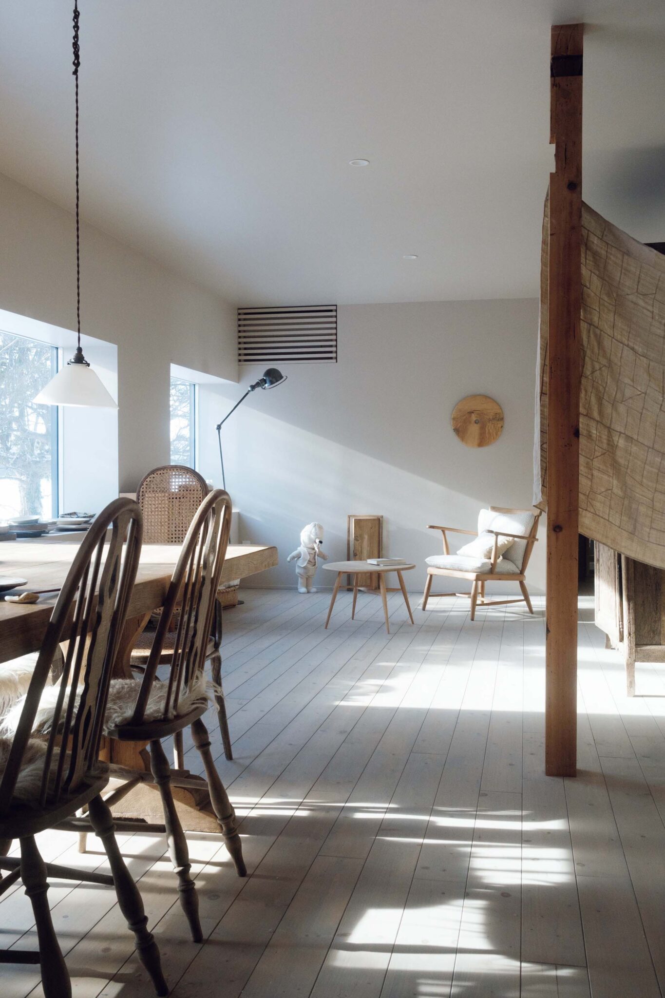 北海道の豊かな自然の中で、有機的に暮らす。料理家・エッセイストの藤原奈緒さんが住む築60年の家。 | 1 階のリビング＆ダイニング。料理教室を見据えて大きなダイニングセットを配置し、奥はフリースペースに。