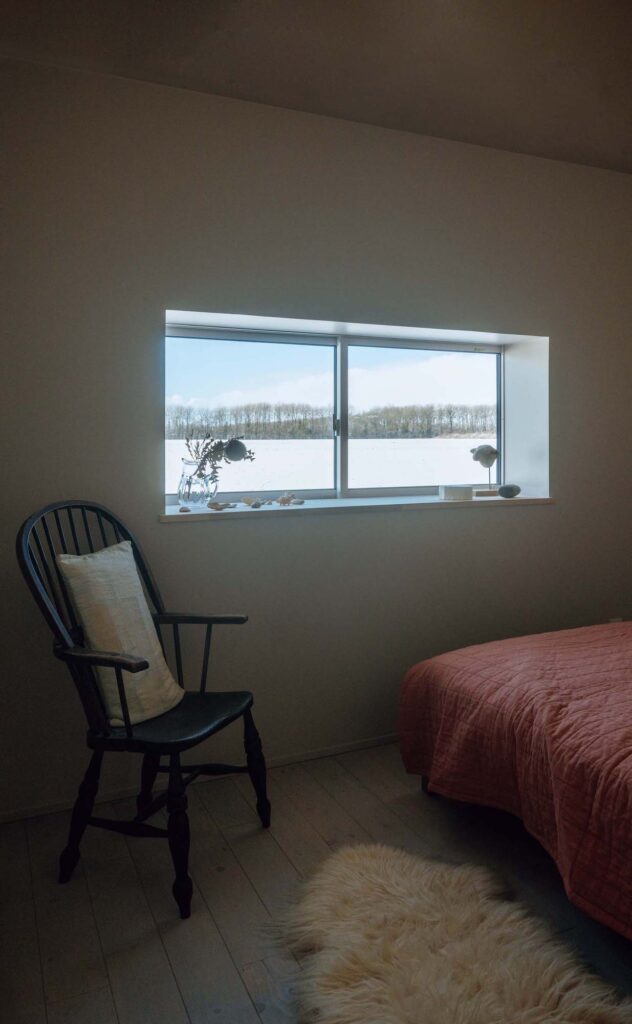 北海道の豊かな自然の中で、有機的に暮らす。料理家・エッセイストの藤原奈緒さんが住む築60年の家。 | 寝室の窓からものびやかな田園風景が見える。毎朝起きるのが楽しみ。