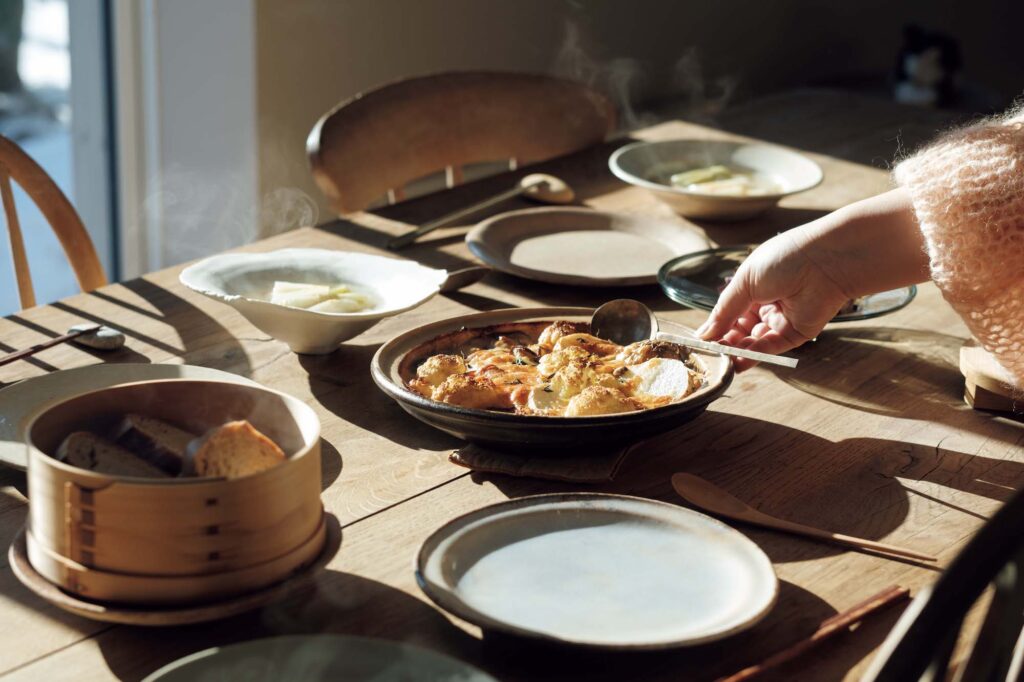 北海道の豊かな自然の中で、有機的に暮らす。料理家・エッセイストの藤原奈緒さんが住む築60年の家。 | 長沼町で暮らし、北海道産の豆の豊富さと面白さに開眼したという藤原さん。白いんげん豆のスープや長芋とミックス豆のグラタンなど、豆づくしのランチ。