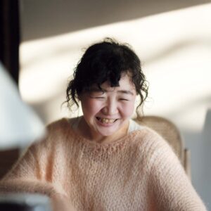 北海道の豊かな自然の中で、有機的に暮らす。料理家・エッセイストの藤原奈緒さんが住む築60年の家。