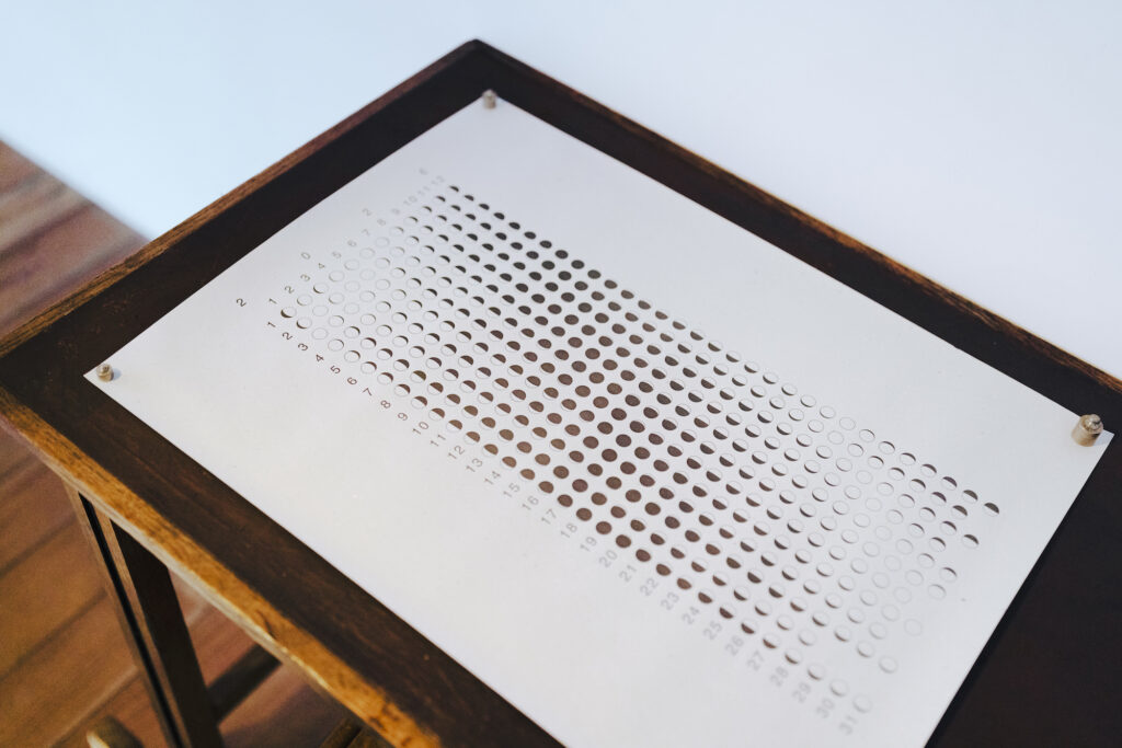 坂本龍一さんが残した本をきっかけに、新たな出合いを届ける。『坂本図書』と〈YAECA〉による図書空間『坂本ヤエカ』がスタート。 | グラフィックデザイナー・長嶋りかこさんが『坂本図書』のために作成したカレンダー。坂本さんが好んでいた満月をモチーフに、月の満ち欠けが記されている。