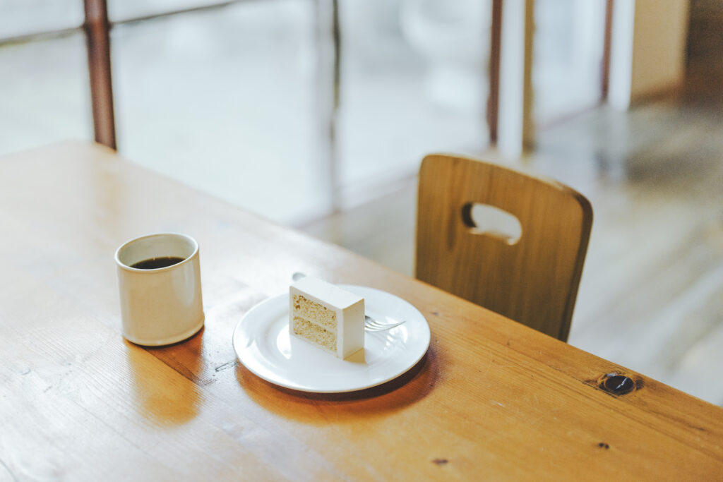 坂本龍一さんが残した本をきっかけに、新たな出合いを届ける。『坂本図書』と〈YAECA〉による図書空間『坂本ヤエカ』がスタート。