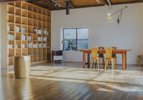 坂本龍一さんが残した本をきっかけに、新たな出合いを届ける。『坂本図書』と〈YAECA〉による図書空間『坂本ヤエカ』がスタート。 | 閑静な住宅街の中にひっそりと佇む一軒家『YAECA HOME STORE』の一階部分が『坂本ヤエカ』のスペース。天井まで届く大きな本棚には、坂本龍一さんが所蔵していた本と同タイトルの古書が並ぶ。