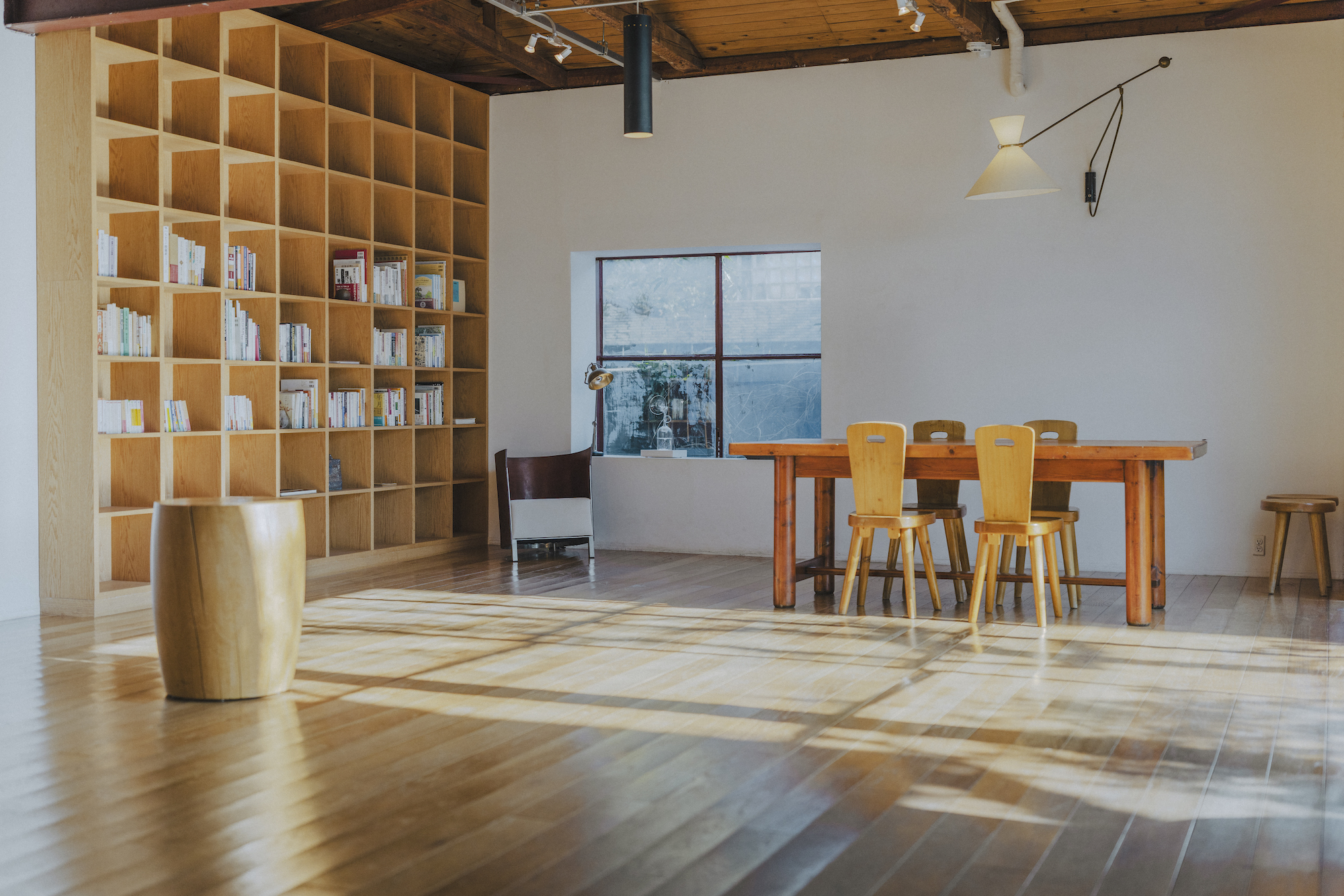 坂本龍一さんが残した本をきっかけに、新たな出合いを届ける。『坂本図書』と〈YAECA〉による図書空間『坂本ヤエカ』がスタート。