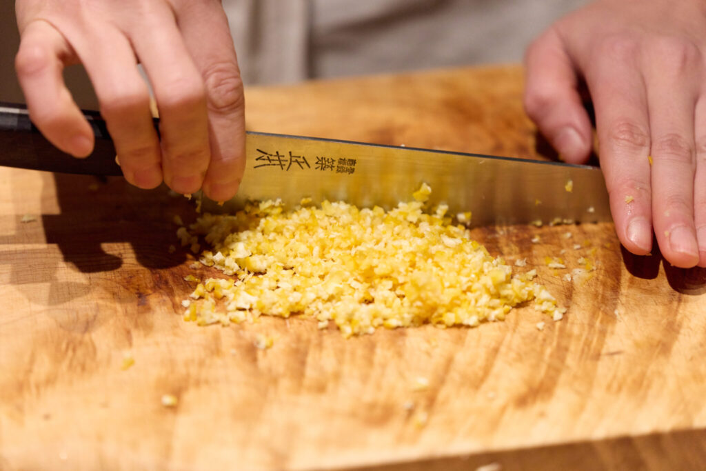 実は鍋の主役？ 「柑橘ぽん酢」と「ゆず薬味」の2つのレシピ。写真文：原田アンナベル聖子 (『KOMB』シェフ＆オーナー) #3 | さらに、細かくみじん切りする。