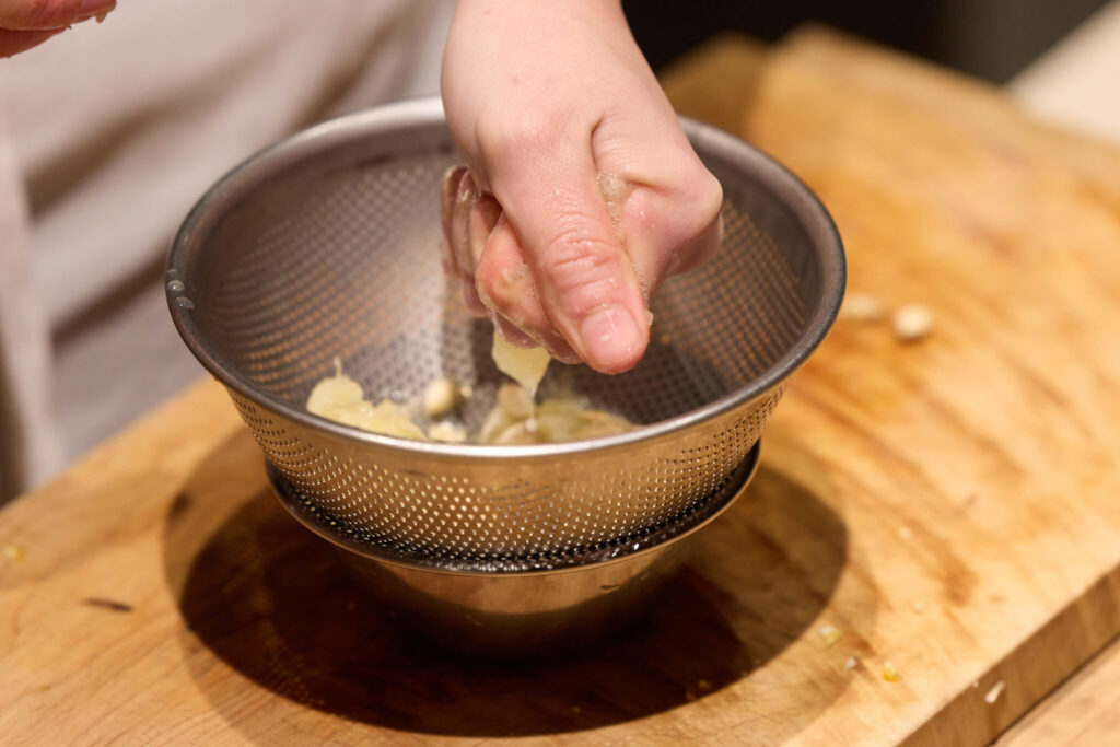 実は鍋の主役？ 「柑橘ぽん酢」と「ゆず薬味」の2つのレシピ。写真文：原田アンナベル聖子 (『KOMB』シェフ＆オーナー) #3 | ゆずの実をぎゅっと絞る。
