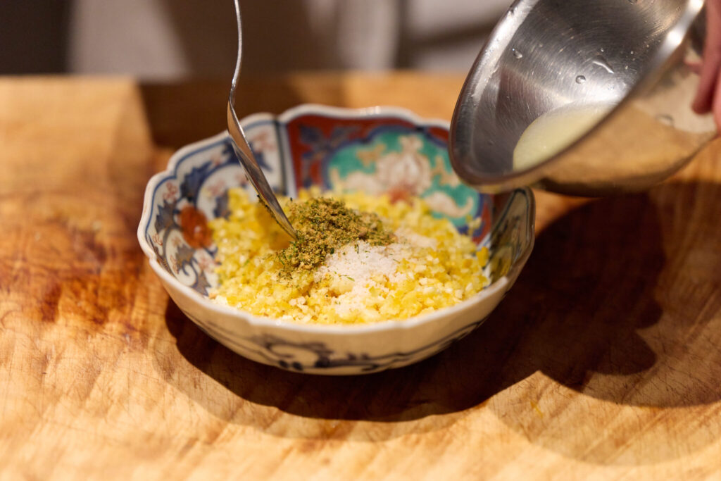 実は鍋の主役？ 「柑橘ぽん酢」と「ゆず薬味」の2つのレシピ。写真文：原田アンナベル聖子 (『KOMB』シェフ＆オーナー) #3 | 刻んだ皮に、塩、七味、果汁を合わせて混ぜる。