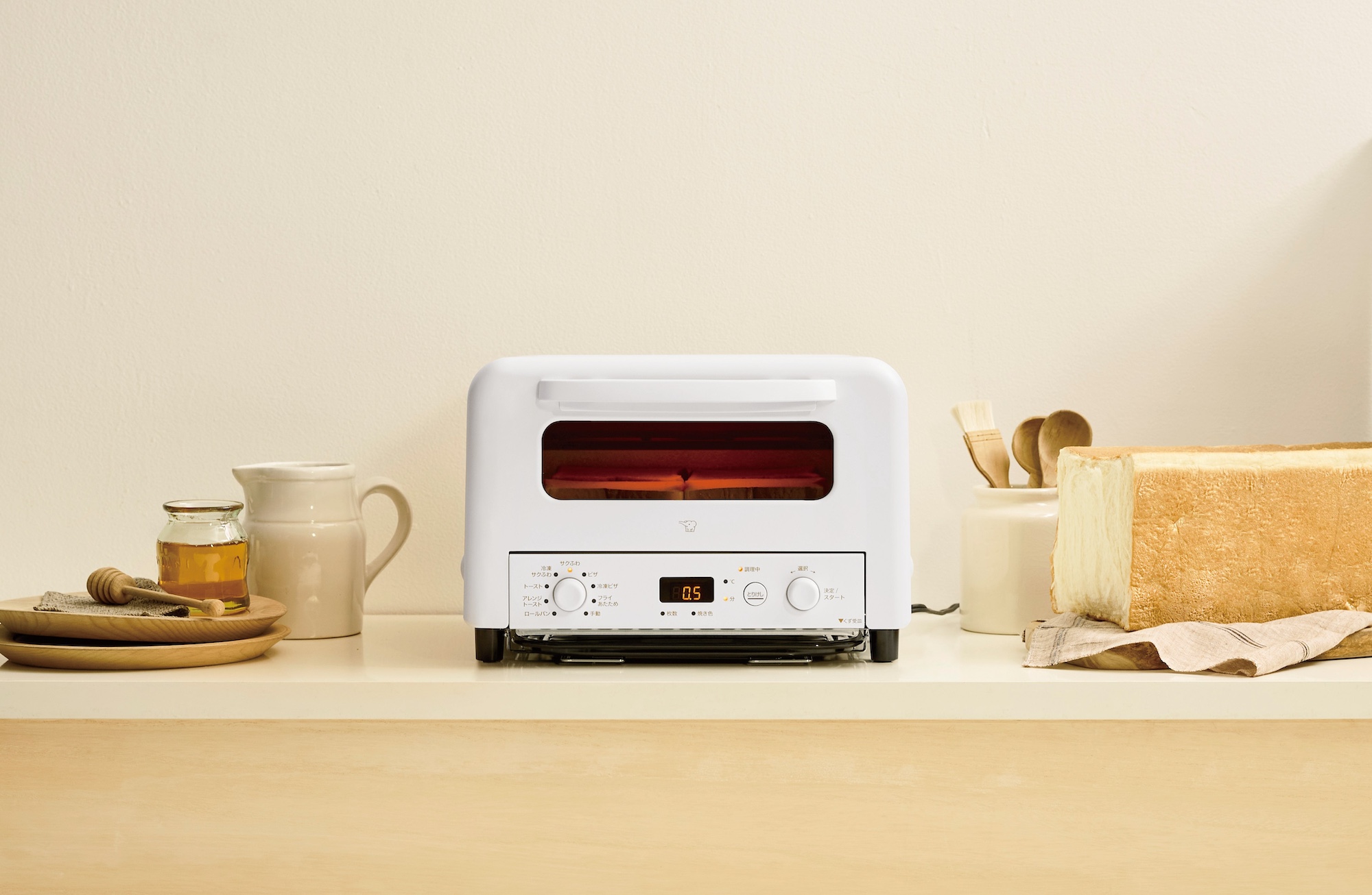 【会員限定プレゼント】最新号「部屋を心地よく、整える」。〈象印〉のオーブントースター (EQ-HM30、ホワイト) を1名に。
