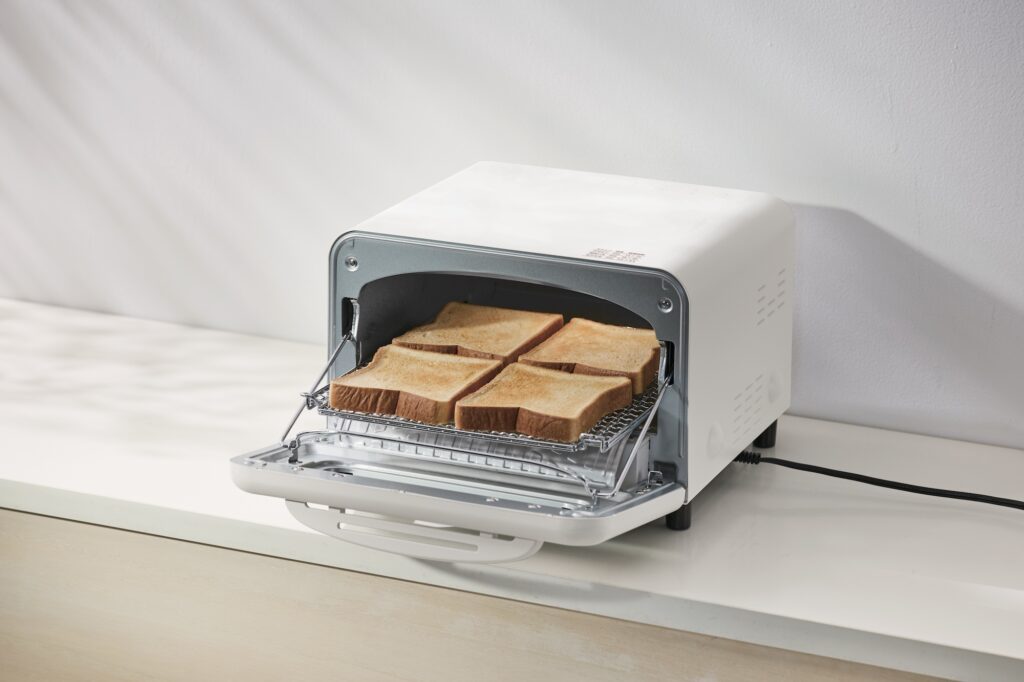 【会員限定プレゼント】最新号「部屋を心地よく、整える」。〈象印〉のオーブントースター (EQ-HM30、ホワイト) を1名に。 | トーストが同時に4枚焼ける、広々とした庫内。