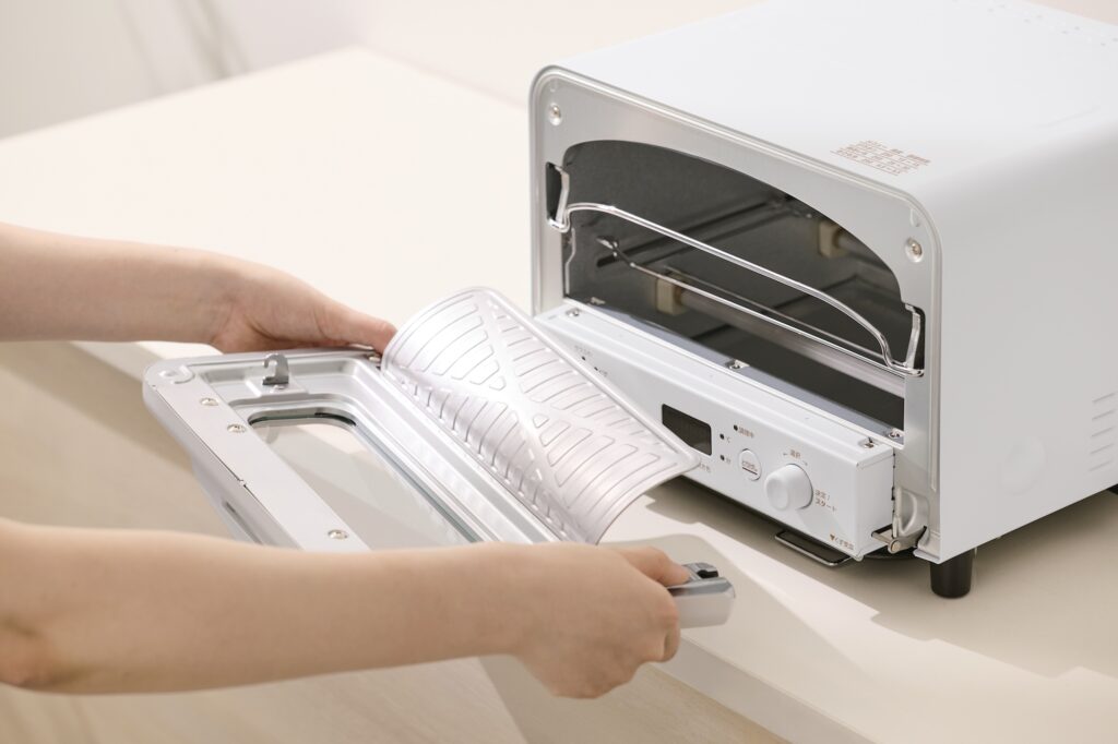 【会員限定プレゼント】最新号「部屋を心地よく、整える」。〈象印〉のオーブントースター (EQ-HM30、ホワイト) を1名に。 | とびらを簡単に外せるので、気になる汚れも手軽にお手入れ可能。