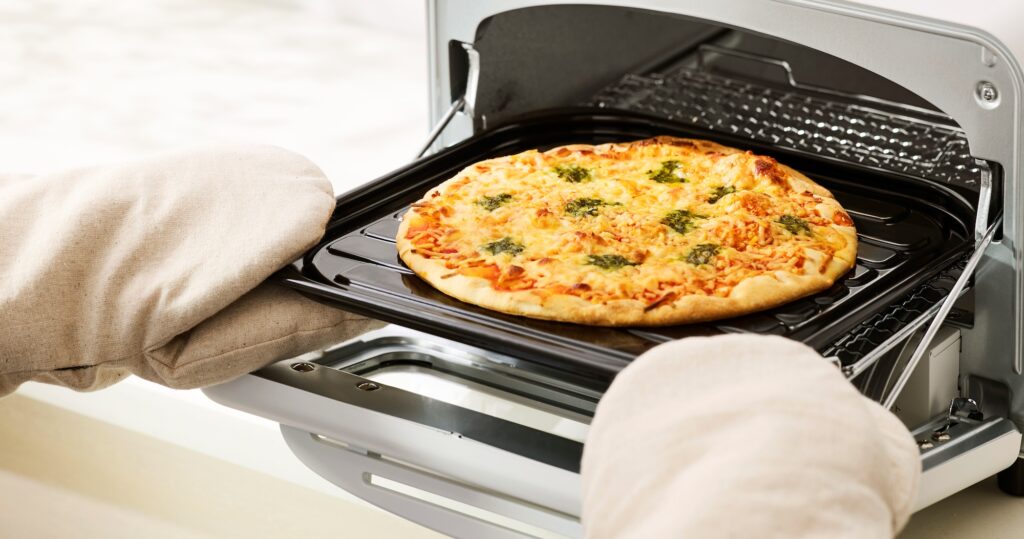 【会員限定プレゼント】最新号「部屋を心地よく、整える」。〈象印〉のオーブントースター (EQ-HM30、ホワイト) を1名に。 | 直径25cmのピザも付属のトレーにのせて、丸ごと焼ける。