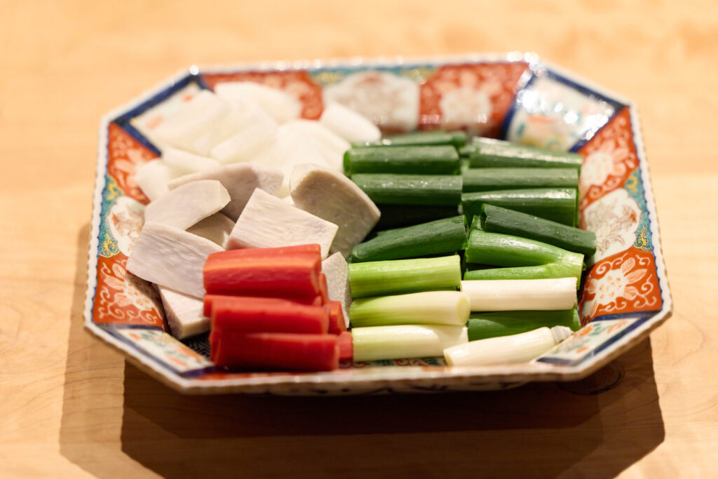 私の大好きな「猪みそ鍋」。写真文：原田アンナベル聖子 (『KOMB』シェフ＆オーナー) #4 | それぞれの野菜を下ごしらえし、大皿に盛る。