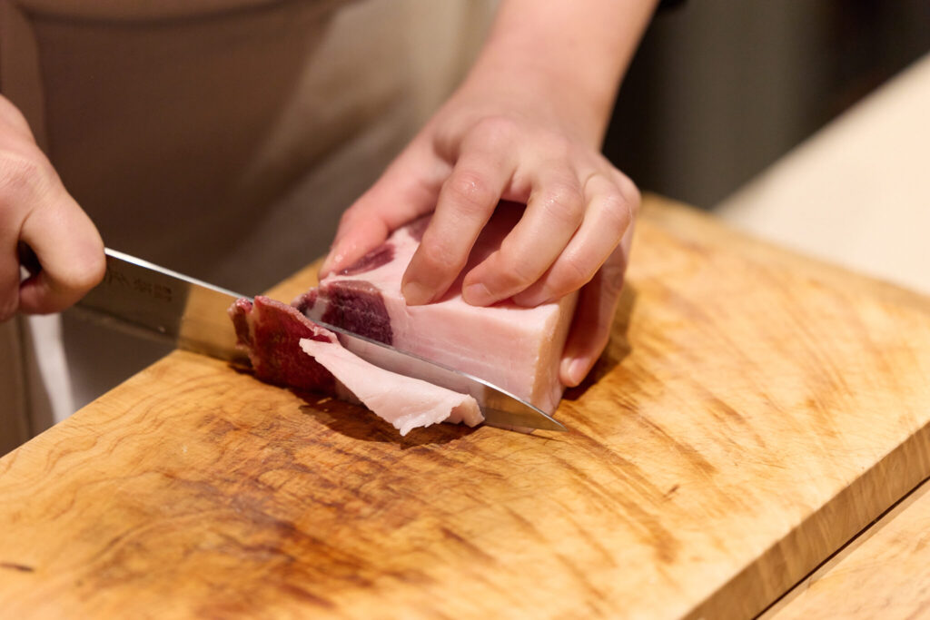 私の大好きな「猪みそ鍋」。写真文：原田アンナベル聖子 (『KOMB』シェフ＆オーナー) #4 | 猪肉を薄く切る。