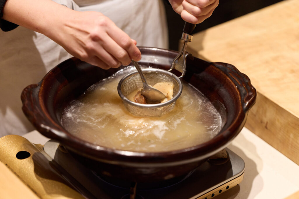 私の大好きな「猪みそ鍋」。写真文：原田アンナベル聖子 (『KOMB』シェフ＆オーナー) #4 | 味噌を出汁で溶く。
