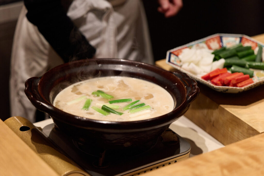 私の大好きな「猪みそ鍋」。写真文：原田アンナベル聖子 (『KOMB』シェフ＆オーナー) #4 | 九条ねぎの下の部分や、海老芋を先に入れる。